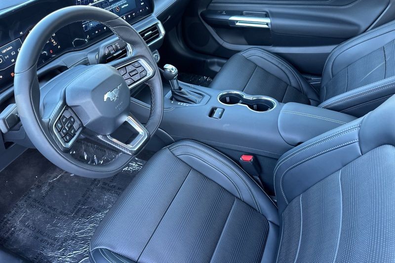 Ford Mustang Vehicle Full-screen Gallery Image 09