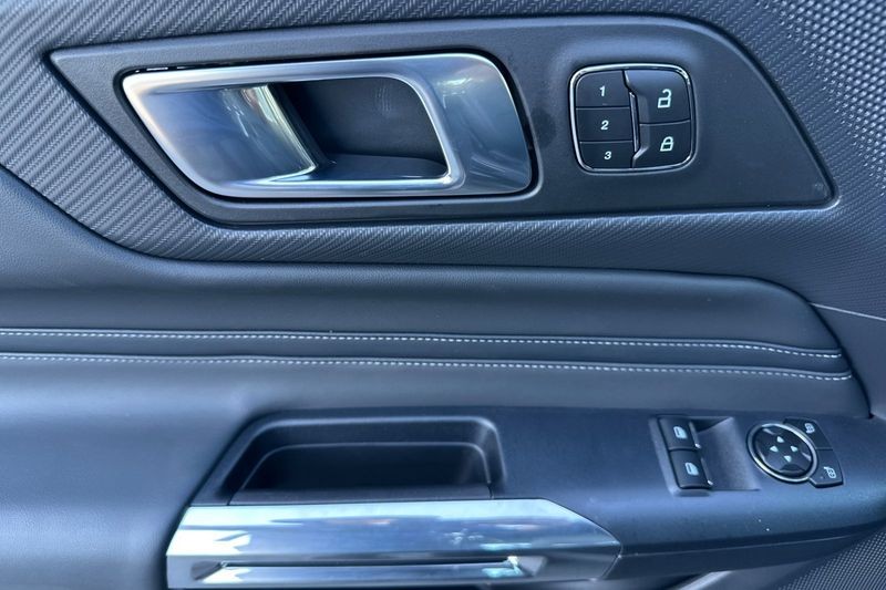 Ford Mustang Vehicle Full-screen Gallery Image 10