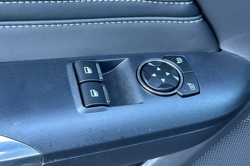 Ford Mustang Vehicle Full-screen Gallery Image 11