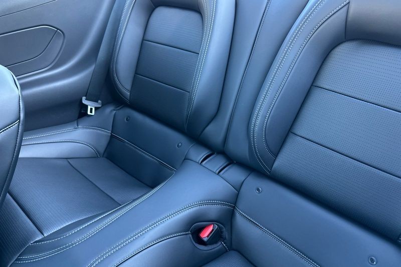 Ford Mustang Vehicle Full-screen Gallery Image 12