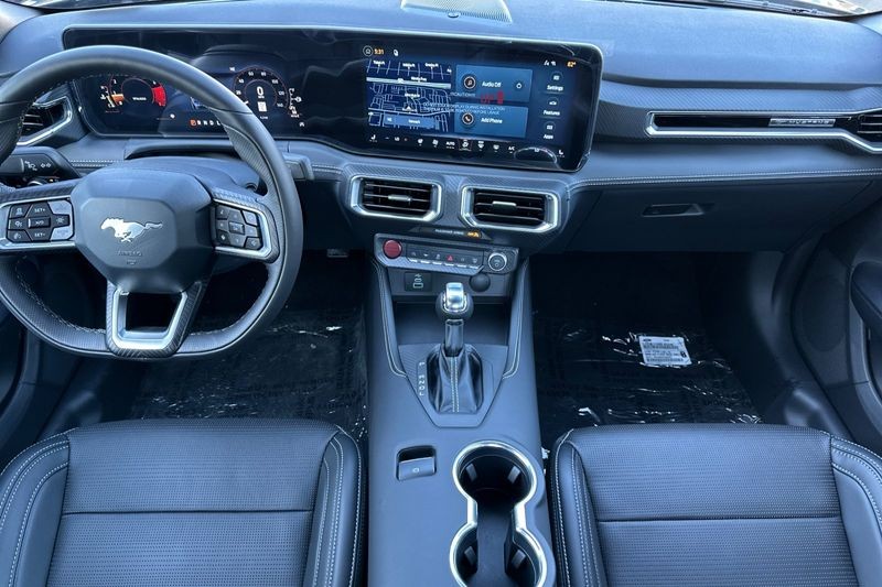 Ford Mustang Vehicle Full-screen Gallery Image 13