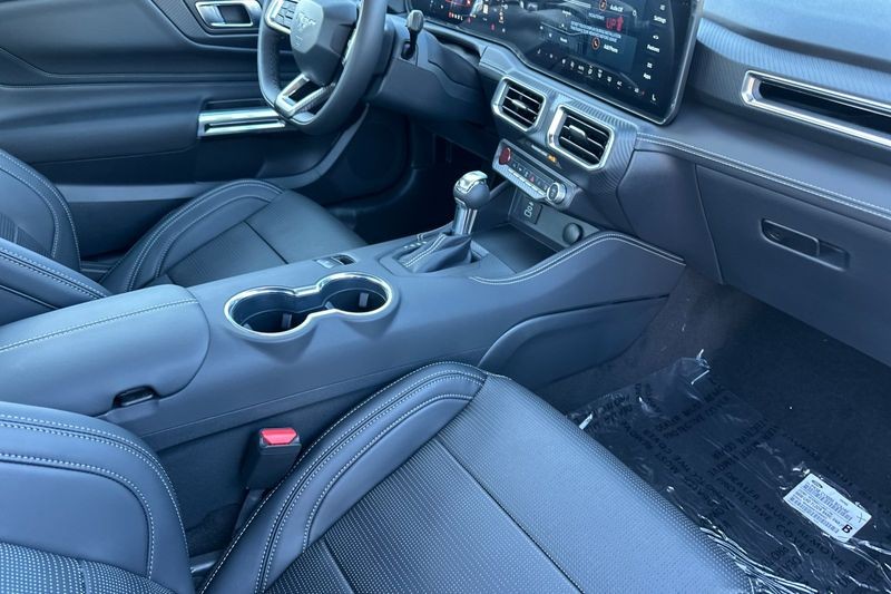 Ford Mustang Vehicle Full-screen Gallery Image 15