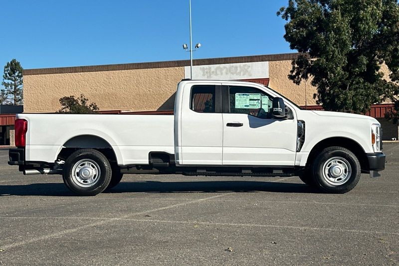 Ford F-250SD Vehicle Full-screen Gallery Image 02