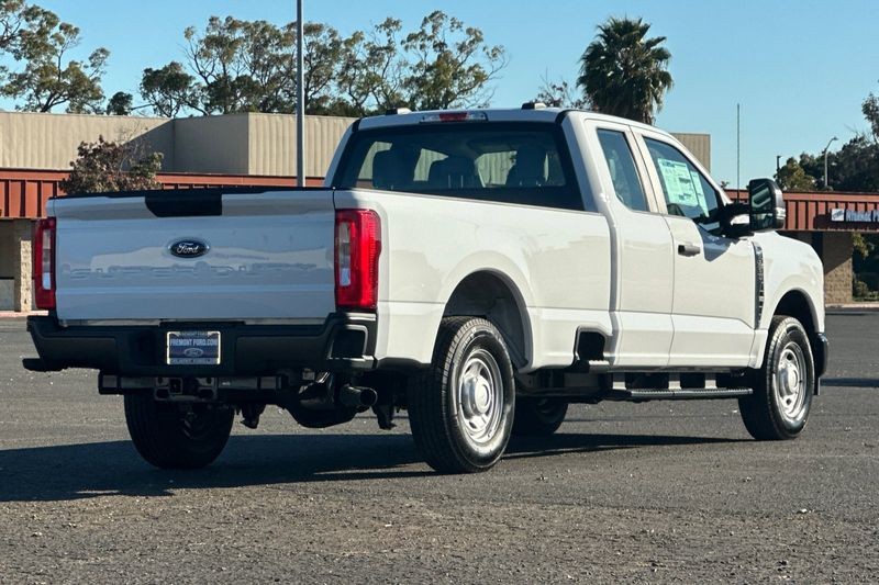 Ford F-250SD Vehicle Full-screen Gallery Image 03
