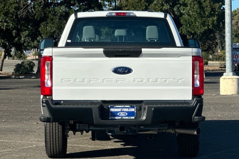 Ford F-250SD Vehicle Full-screen Gallery Image 04