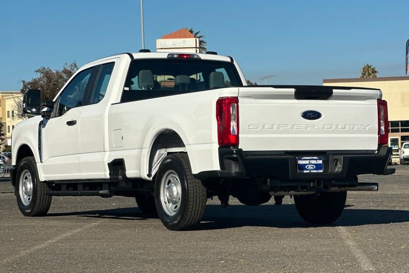 Ford F-250SD Vehicle Full-screen Gallery Image 05