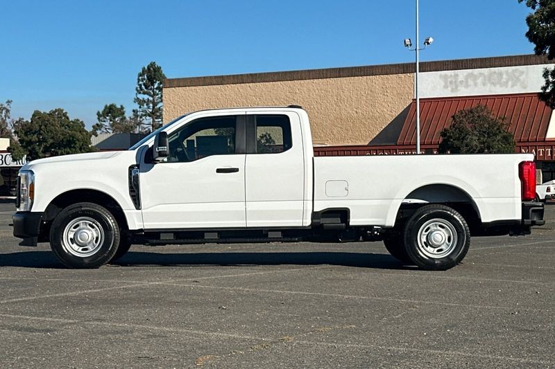 Ford F-250SD Vehicle Full-screen Gallery Image 06