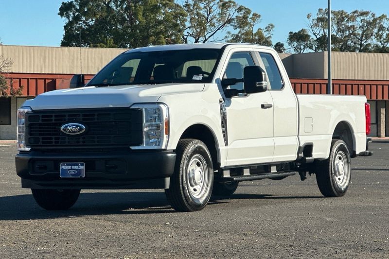 Ford F-250SD Vehicle Full-screen Gallery Image 07
