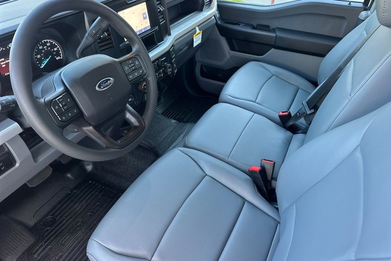 Ford F-250SD Vehicle Full-screen Gallery Image 09
