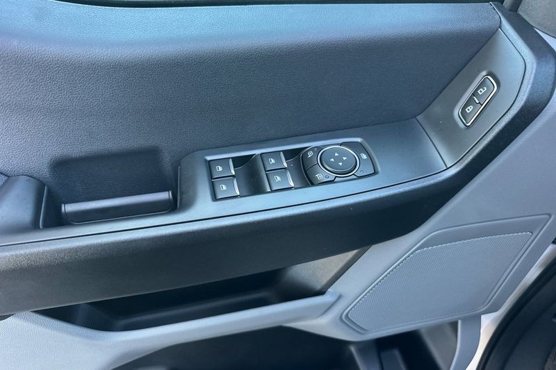 Ford F-250SD Vehicle Full-screen Gallery Image 10