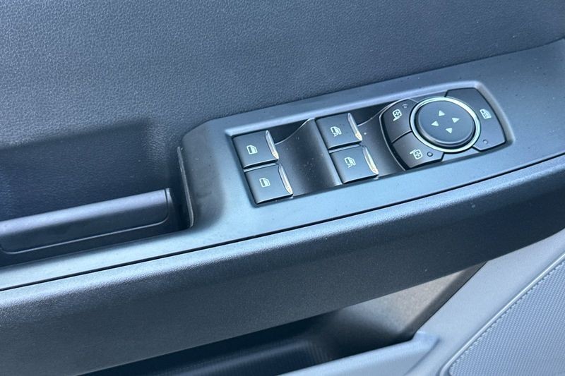 Ford F-250SD Vehicle Full-screen Gallery Image 11