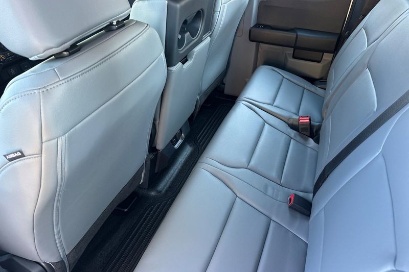 Ford F-250SD Vehicle Full-screen Gallery Image 12