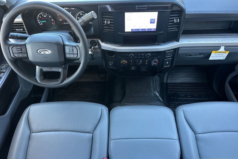 Ford F-250SD Vehicle Full-screen Gallery Image 14