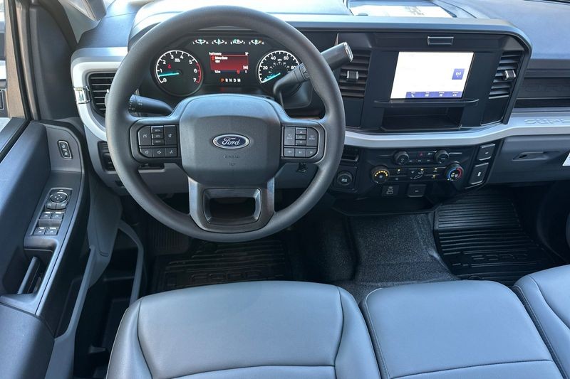 Ford F-250SD Vehicle Full-screen Gallery Image 15