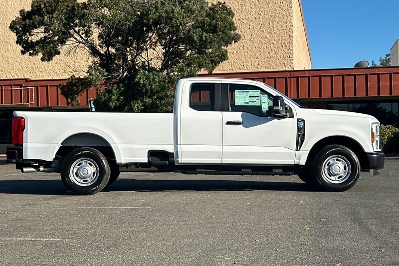 Ford F-250SD Vehicle Full-screen Gallery Image 02