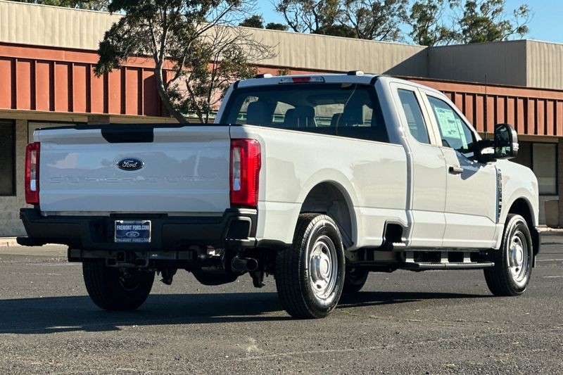 Ford F-250SD Vehicle Full-screen Gallery Image 03