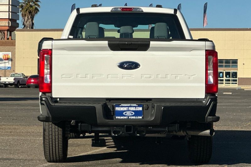 Ford F-250SD Vehicle Full-screen Gallery Image 04