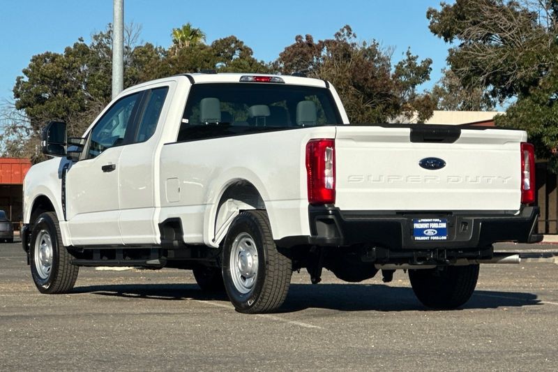 Ford F-250SD Vehicle Full-screen Gallery Image 05