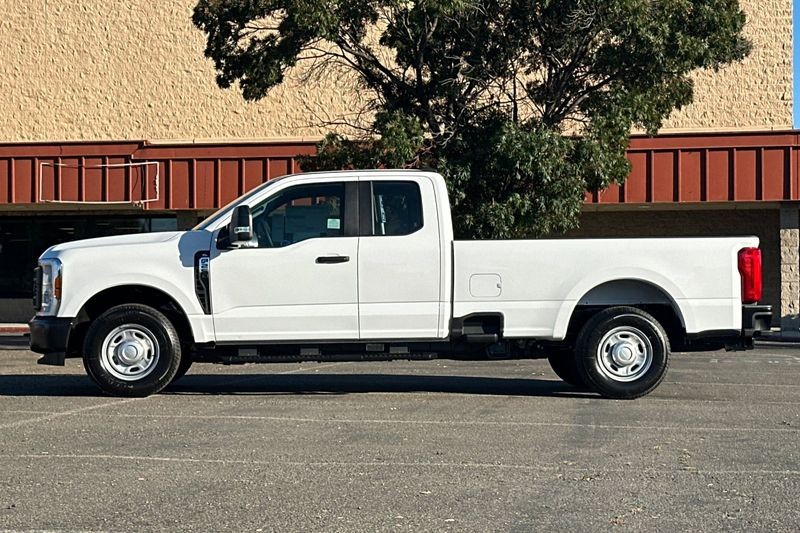 Ford F-250SD Vehicle Full-screen Gallery Image 06