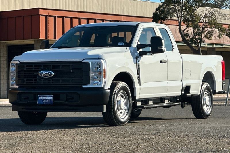Ford F-250SD Vehicle Full-screen Gallery Image 07