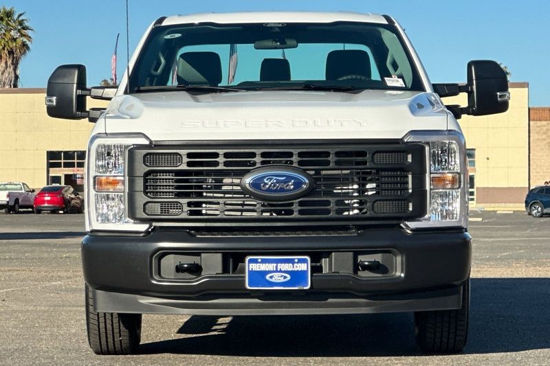 Ford F-250SD Vehicle Full-screen Gallery Image 08
