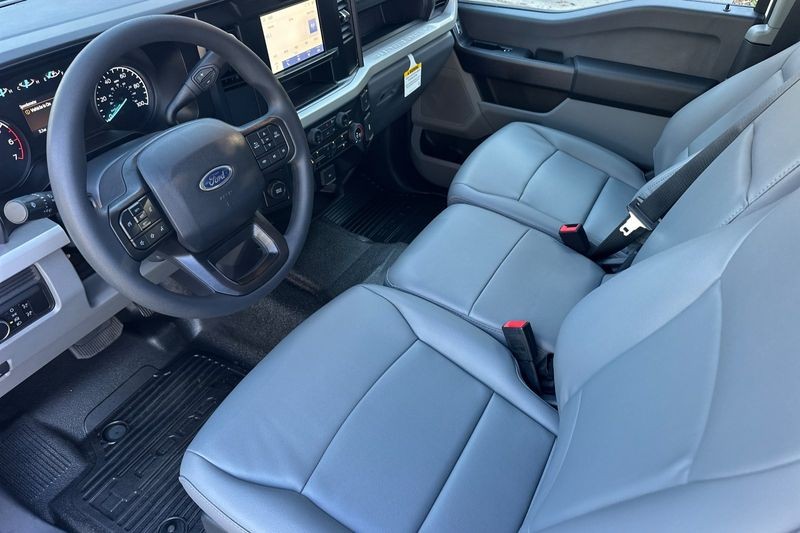 Ford F-250SD Vehicle Full-screen Gallery Image 09