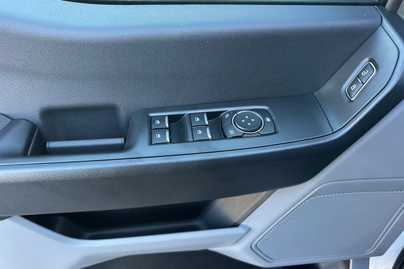 Ford F-250SD Vehicle Full-screen Gallery Image 10