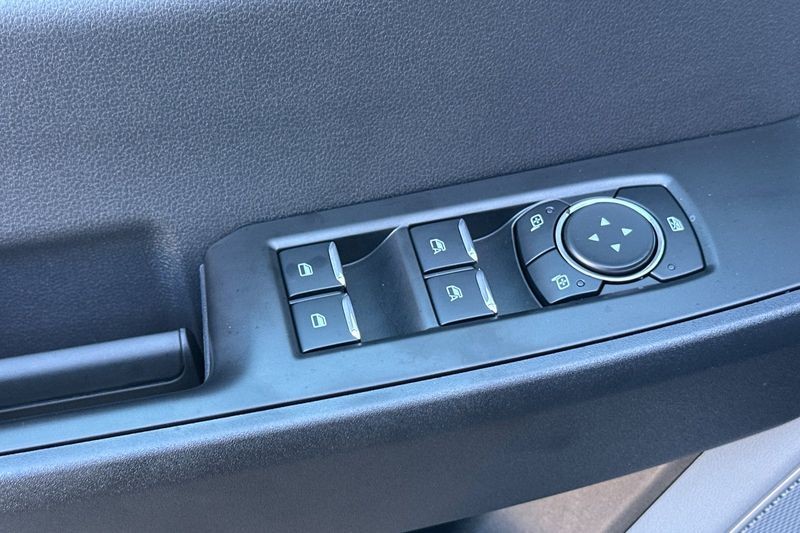Ford F-250SD Vehicle Full-screen Gallery Image 11
