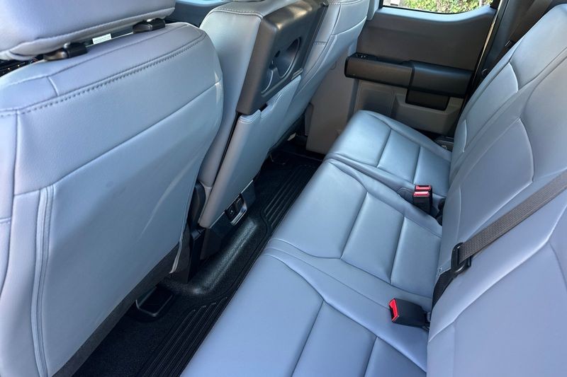 Ford F-250SD Vehicle Full-screen Gallery Image 12