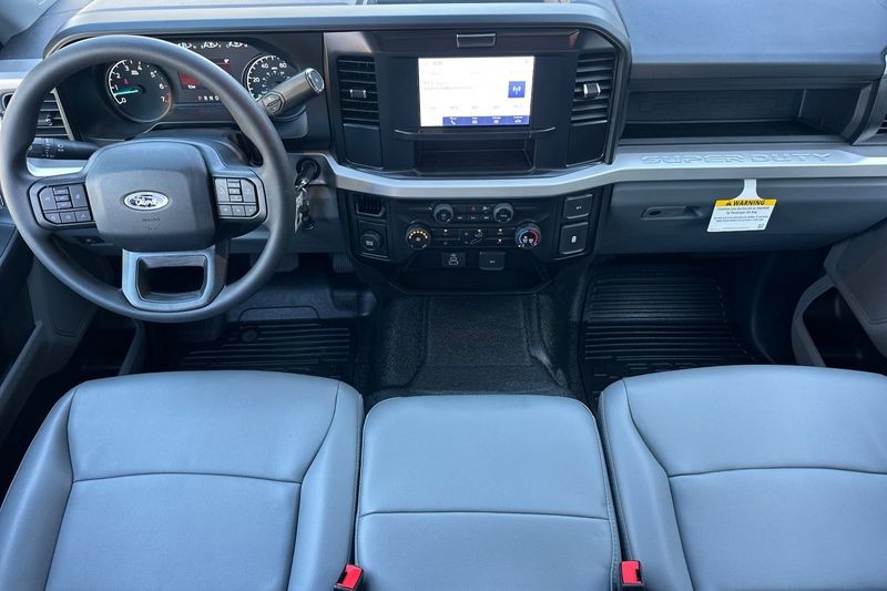 Ford F-250SD Vehicle Full-screen Gallery Image 14