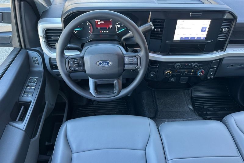 Ford F-250SD Vehicle Full-screen Gallery Image 15