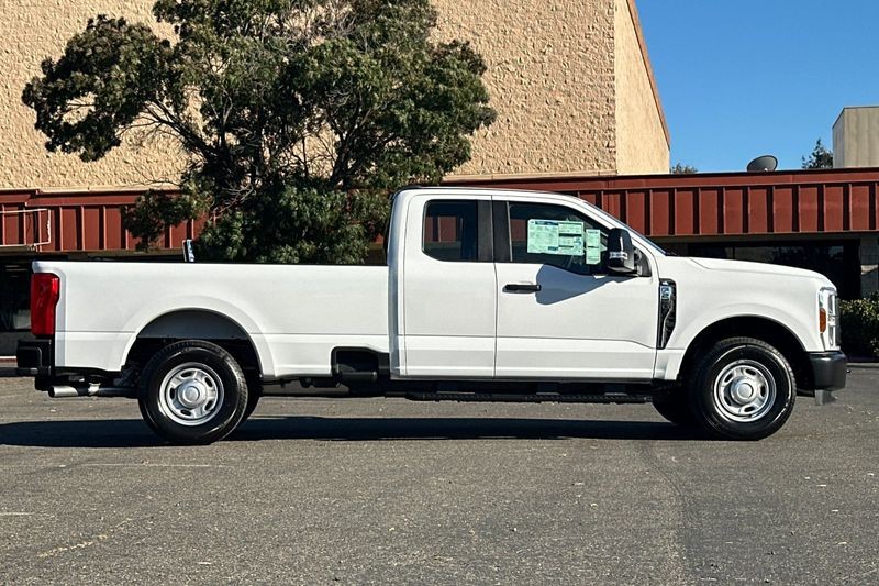 Ford F-250SD Vehicle Full-screen Gallery Image 02