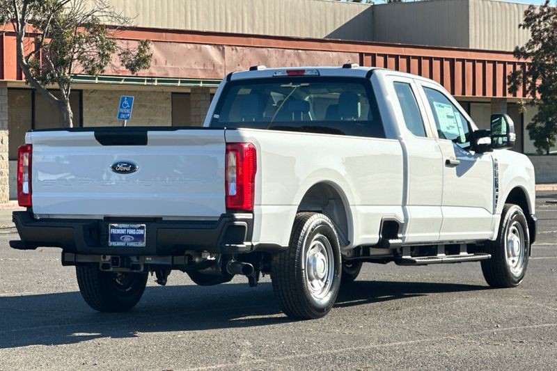 Ford F-250SD Vehicle Full-screen Gallery Image 03