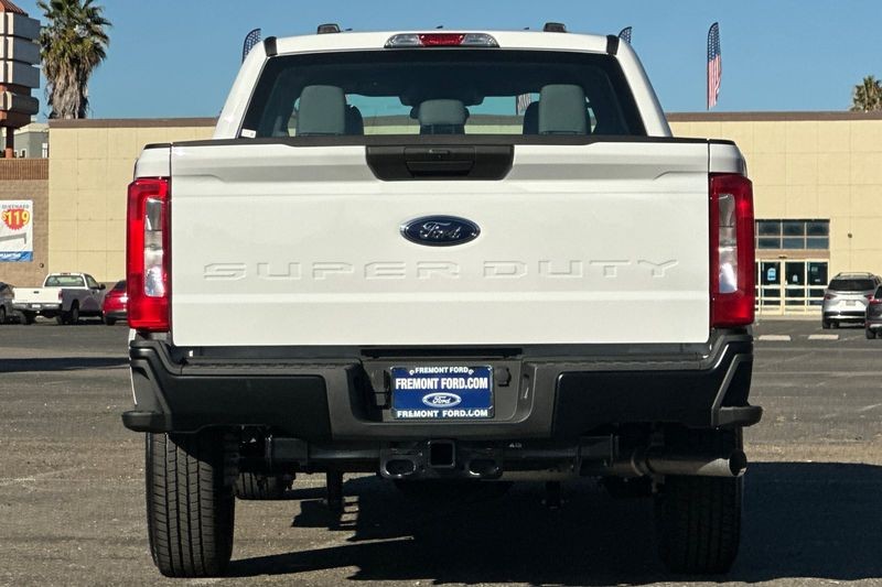 Ford F-250SD Vehicle Full-screen Gallery Image 04