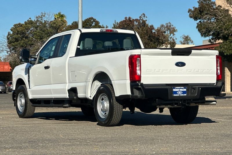 Ford F-250SD Vehicle Full-screen Gallery Image 05