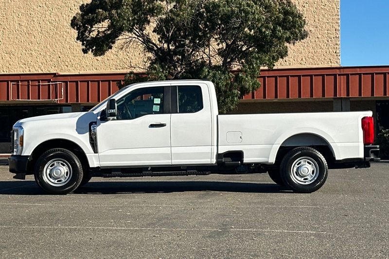 Ford F-250SD Vehicle Full-screen Gallery Image 06