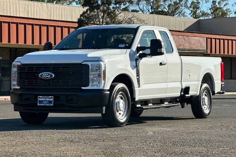 Ford F-250SD Vehicle Full-screen Gallery Image 07
