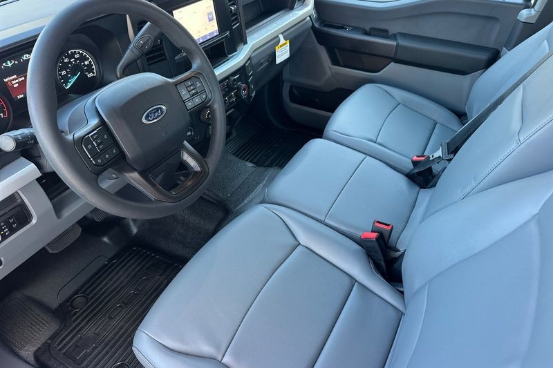 Ford F-250SD Vehicle Full-screen Gallery Image 09