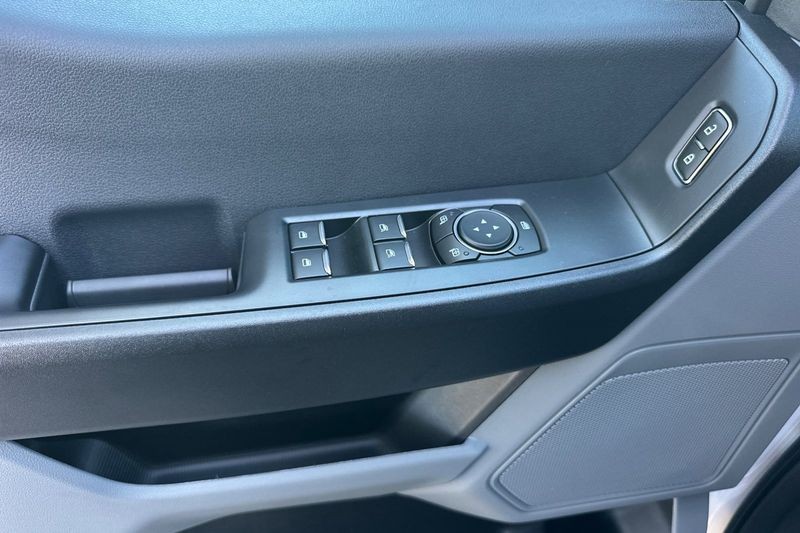 Ford F-250SD Vehicle Full-screen Gallery Image 10