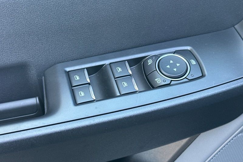 Ford F-250SD Vehicle Full-screen Gallery Image 11