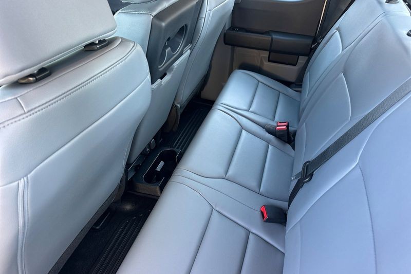 Ford F-250SD Vehicle Full-screen Gallery Image 12