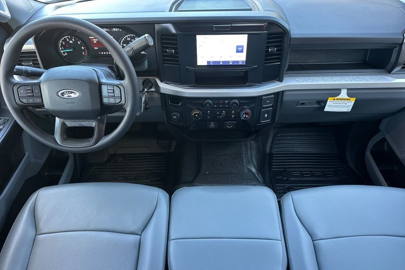 Ford F-250SD Vehicle Full-screen Gallery Image 14