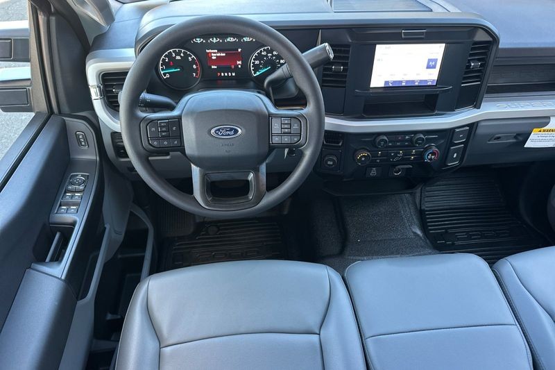 Ford F-250SD Vehicle Full-screen Gallery Image 15