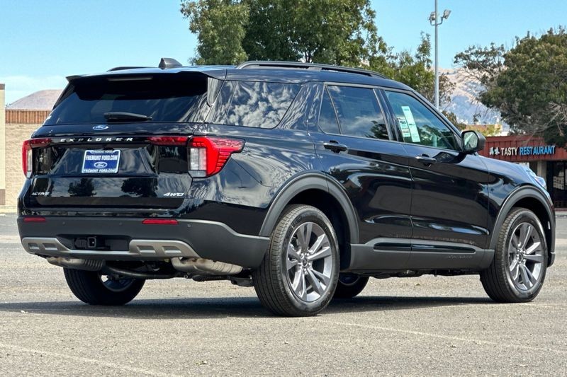 Ford Explorer Vehicle Full-screen Gallery Image 03