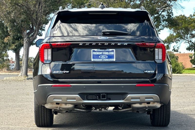 Ford Explorer Vehicle Full-screen Gallery Image 04
