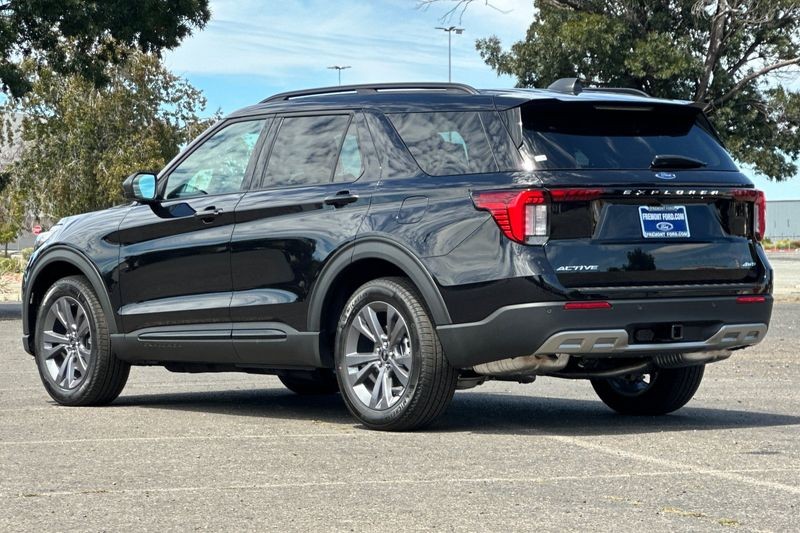 Ford Explorer Vehicle Full-screen Gallery Image 05