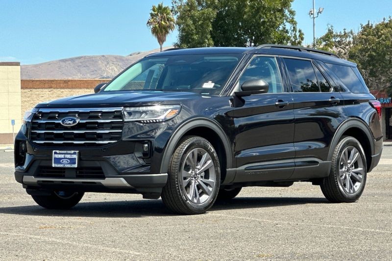 Ford Explorer Vehicle Full-screen Gallery Image 07