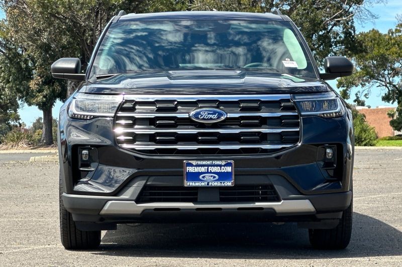 Ford Explorer Vehicle Full-screen Gallery Image 08