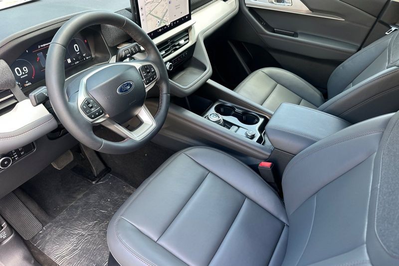 Ford Explorer Vehicle Full-screen Gallery Image 09