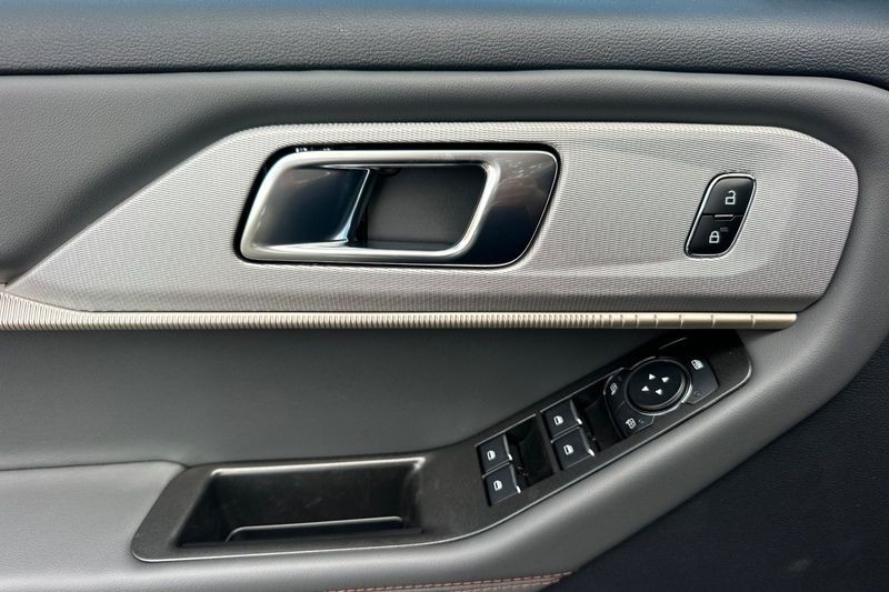 Ford Explorer Vehicle Full-screen Gallery Image 10
